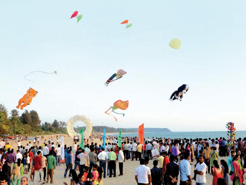 Sindhudurg: Kite Festival memorable, attraction of Kerala kites: Local children enjoy looting | सिंधुदुर्ग : पतंग महोत्सव यादगार, केरळच्या पतंगांचे आकर्षण : स्थानिक छोट्या मुलांनी लुटला आनंद