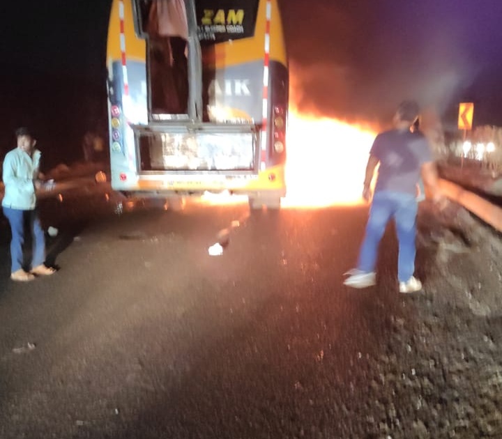 Thrill of burning bus in Mohdari Ghat | मोहदरी घाटात बर्निंग बसचा थरार