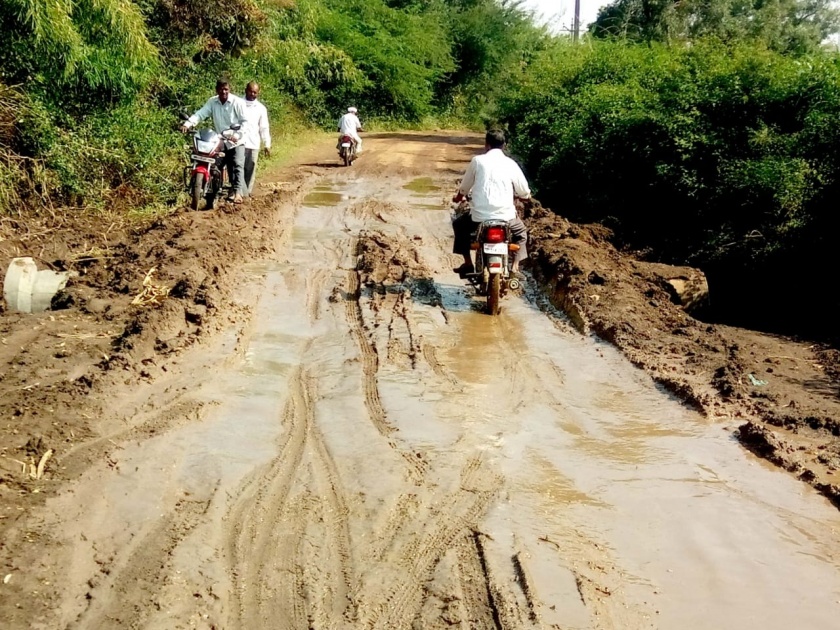 Work on the road from Anantapur-Dasewal road is worthless | अंतापूर-दसवेल रस्त्यावरील फरशीचे काम निकृष्ट