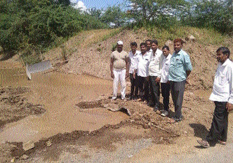 Koliwamala lake hole of 11 villages under water supply scheme with Wavi | वावीसह ११ गाव पाणीपुरवठा योजनेच्या कोळगावमाळ तलावाला गळती