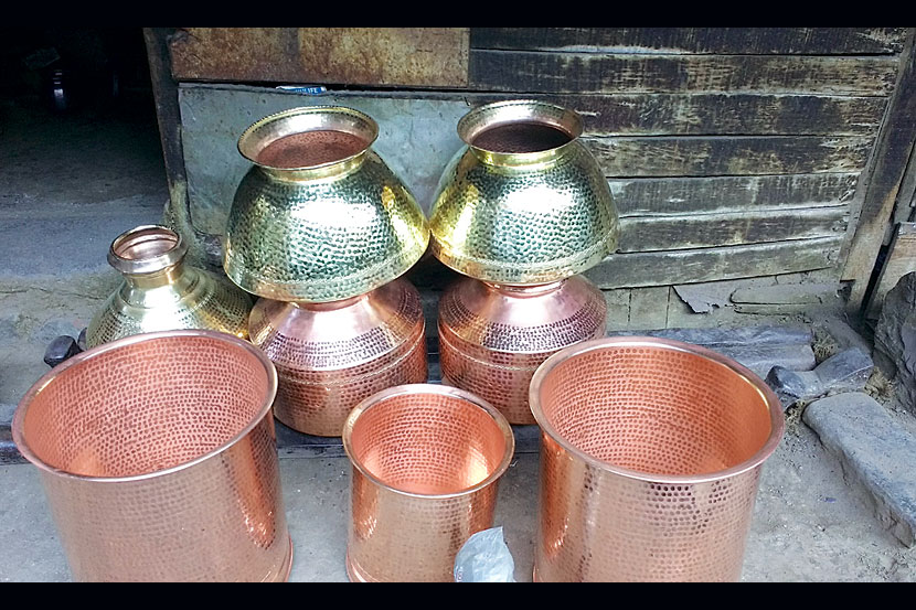 The copper, brassware disappear from the kitchen | बदलत्या जीवनशैलीचा परिणाम; स्वयंपाकघरातून तांबा, पितळेची भांडी गायब