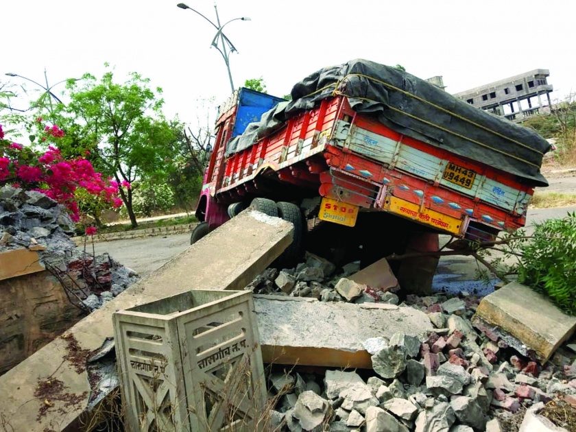 Attempts to break the truck by breaking down the tahsil wall | तहसीलची भिंत पाडून ट्रक पळविण्याचा प्रयत्न