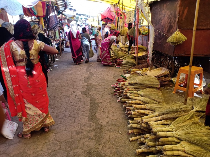 Market decorated for Trimbakeshwar on the occasion of Diwali! | दीपावलीनिमित्त त्र्यंबकेश्वरला बाजारपेठ सजली !