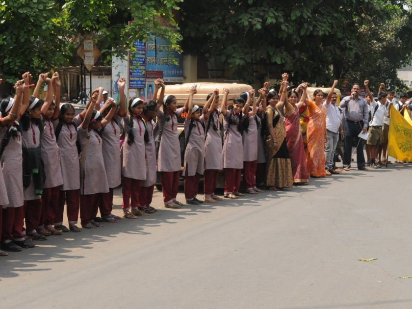 Students attending to save on street education in Kolhapur, parents participate | कोल्हापुरातील रस्त्यावर शिक्षण वाचविण्यासाठी उतरले विद्यार्थी , पालकांचा सहभाग