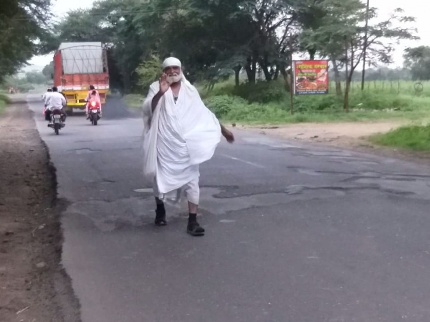 Sairam Guruji Shirdi, who travels across the country with the opposite steps, left | उलट्या पावलांनी देशभर भ्रमण करणारे सदगुरू साईराम गुरूजी शिर्डीकडे रवाना