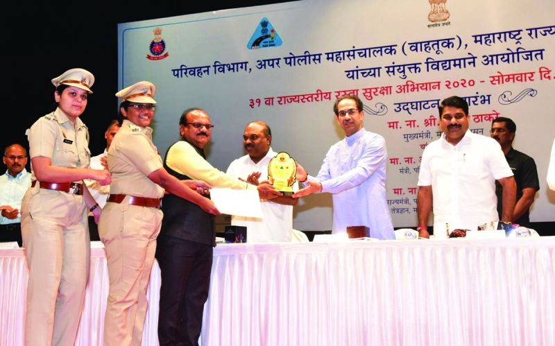 WASHIM District Road Safety Committee honored by CM | मुख्यमंत्र्यांच्या हस्ते वाशिम जिल्हा रस्ता सुरक्षा समितीचा सन्मान