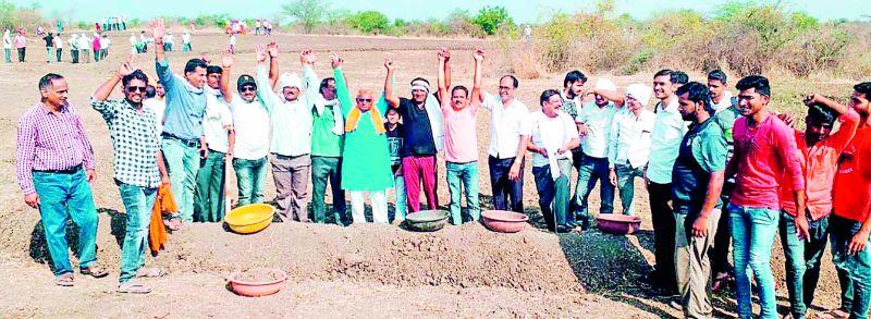 Hands of work for a watery village started | पाणीदार गावासाठी हात श्रमदानाला लागले