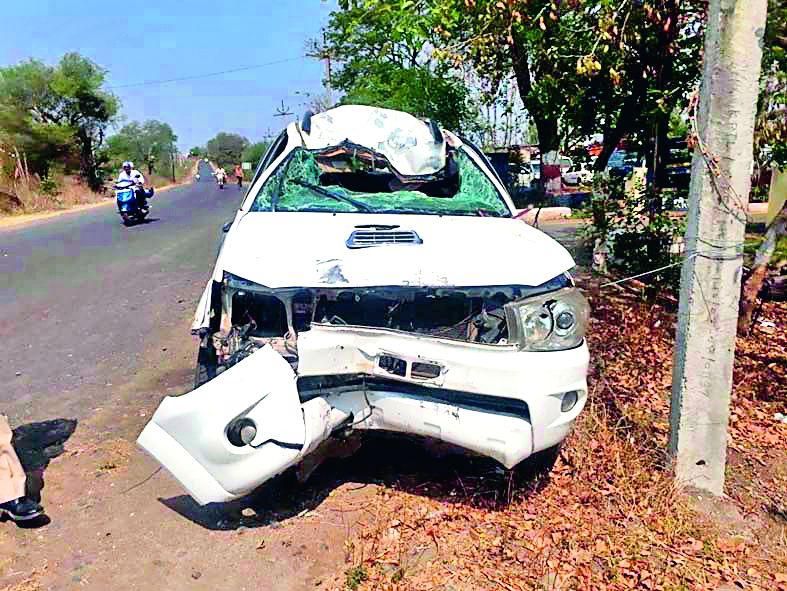 Accidents with alcohol-filled vehicles | दारू भरलेल्या वाहनाला अपघात