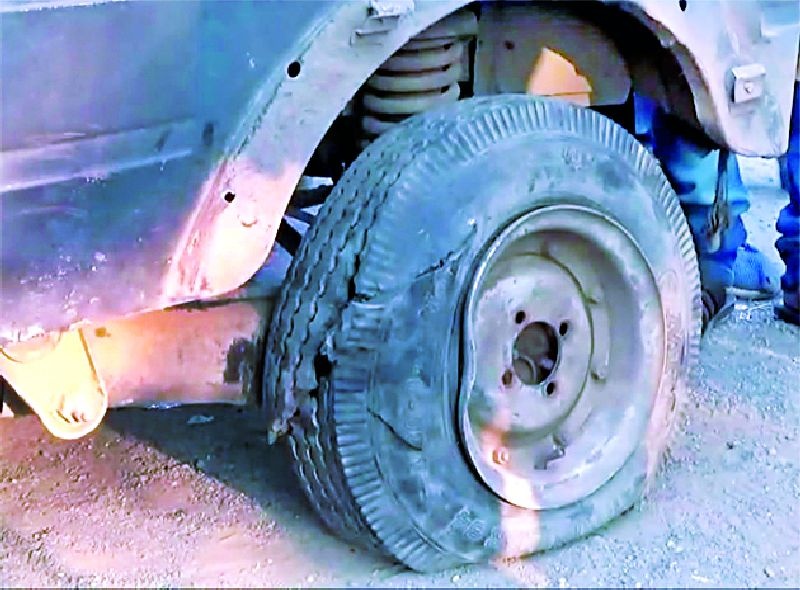 Explosion of counterfeit bombs | गावठी बनावटीच्या बॉम्बचा स्फोट
