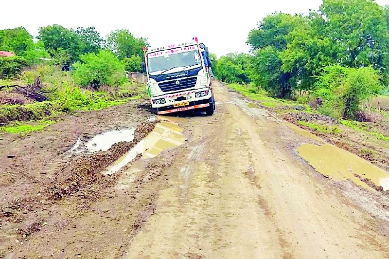 Fatal travel on Muktaban-Mangli road | मुकूटबन-मांगली मार्गावर जीवघेणा प्रवास