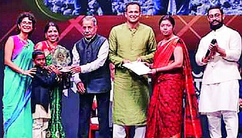 Kamathwada won a prize of Rs | कामठवाडाने जिंकले १० लाखांचे बक्षीस