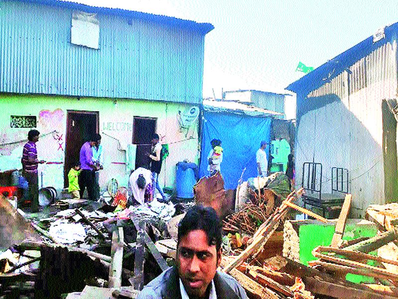 Unauthorized slum dwellers removed self-encroachment | अनधिकृत झोपडीधारकांनी स्वयंस्फूर्तीने अतिक्रमण काढले