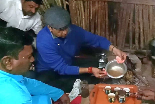 Home Minister made tea in Shankarbaba's hut | गृहमंत्र्यांनी शंकरबाबांच्या झोपडीत बनवला चहा