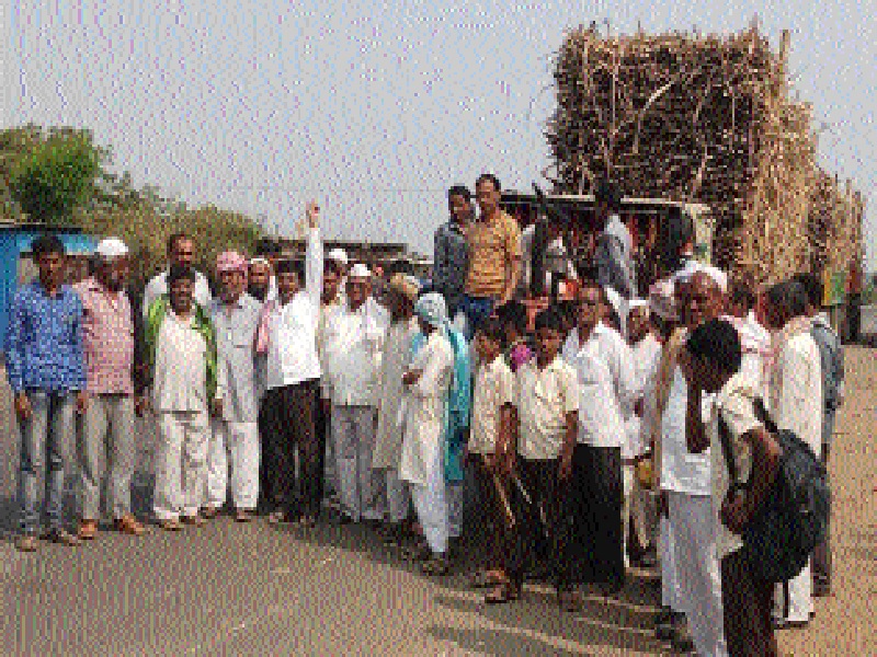 Farmers stop the Gatkane sugarcane vehicles | शेतकऱ्यांनी रोखली गेटकेन उसाची वाहने