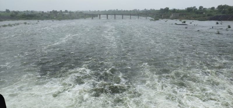 Discharge starts from 15 gates of lower Wardha dam in Wardha district | वर्धा जिल्ह्यातील निम्न्न वर्धा धरणाच्या १५ दारातून विसर्ग सुरू
