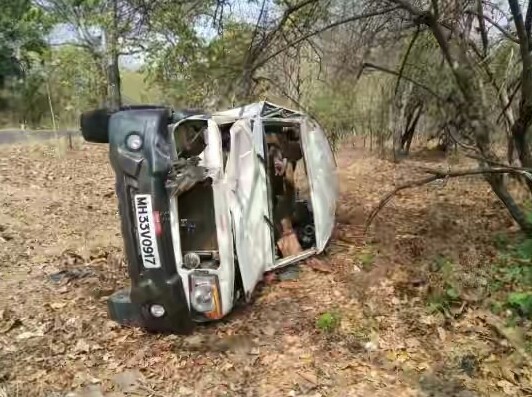 Nine people injured in road accident in Gadchiroli | गडचिरोलीत दुचाकीला वाचवण्याच्या प्रयत्नात वाहन उलटून ९ जण जखमी