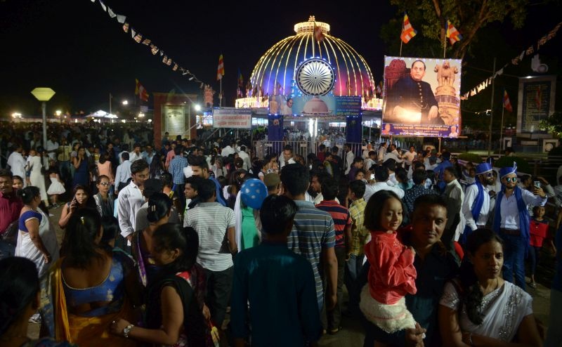 Due to the rush to admonish followers on the Dikshitbha Bhavan in Nagpur | नागपुरात दीक्षाभूमीवर अनुयायांची अभिवादनासाठी गर्दी