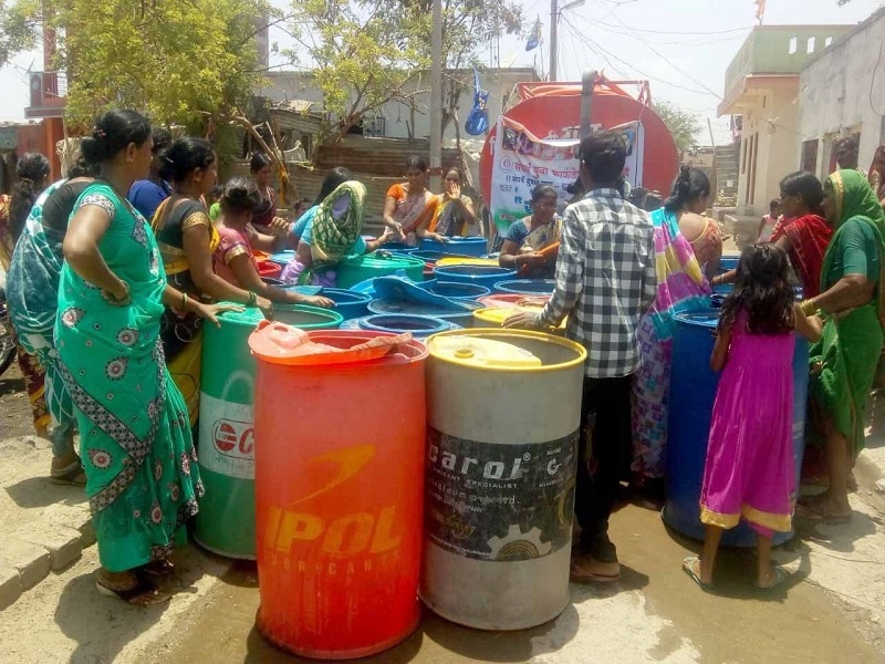 Free water supply through Sangram Yuva Foundation | संघर्ष युवा फाऊंडेशनतर्फे मोफत पाणीपुरवठा