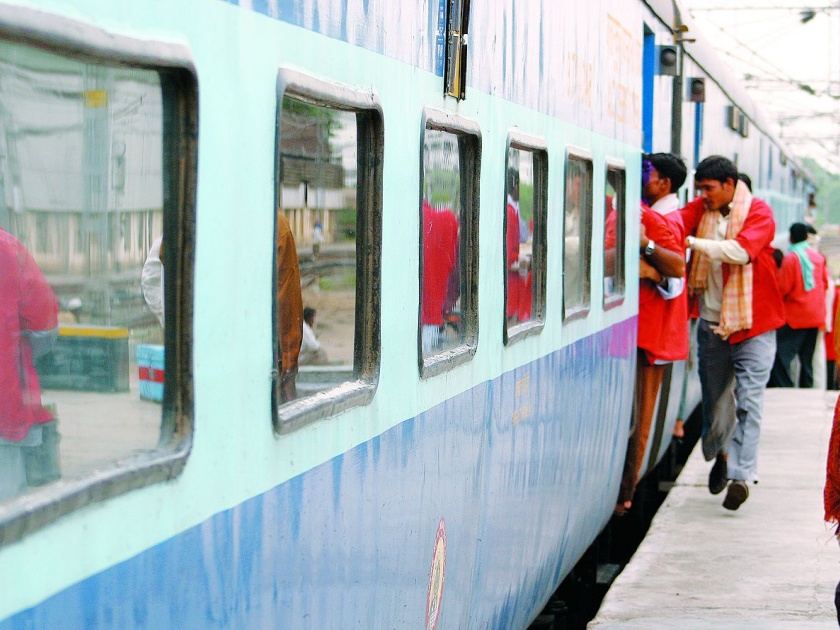 'SMS' will do the cleaning of your railway coach | ‘एसएमएस’ करताच होईल तुमच्या रेल्वे कोचची सफाई