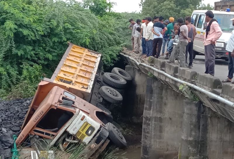 A truck transporting coal crashed under a bridge in Chandrapur district | चंद्रपूर जिल्ह्यात कोळसा वाहतूक करणारा ट्रक पुलाखाली कोसळला
