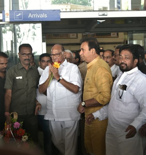 Sharad Pawar arrives at Nagpur Airport | शरद पवार यांचे नागपूर विमानतळावर आगमन