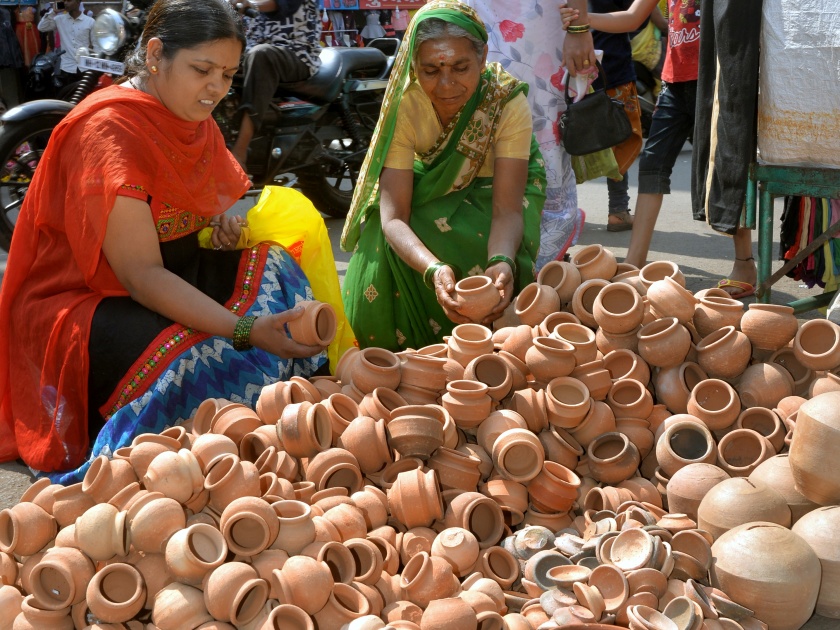 Sajalis market for Makar Sankranti | मकर संक्रांतीसाठी सजली बाजारपेठ, भोगी उत्साहात