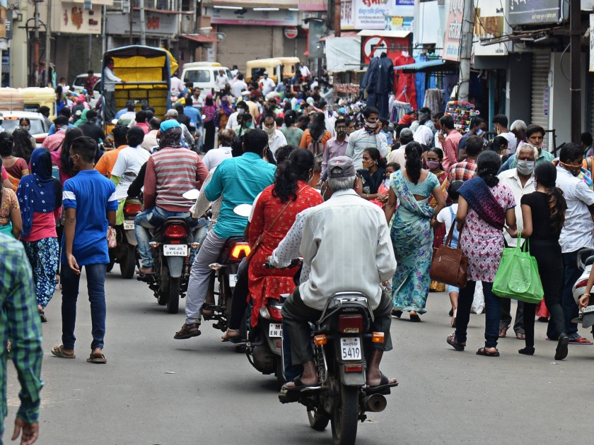 Crowd for shopping after weekend lockdown, traffic jam | corona virus Kolhapur : वीकेंड लॉकडाऊननंतर खरेदीसाठी झुंबड, वाहतुकीची कोंडी