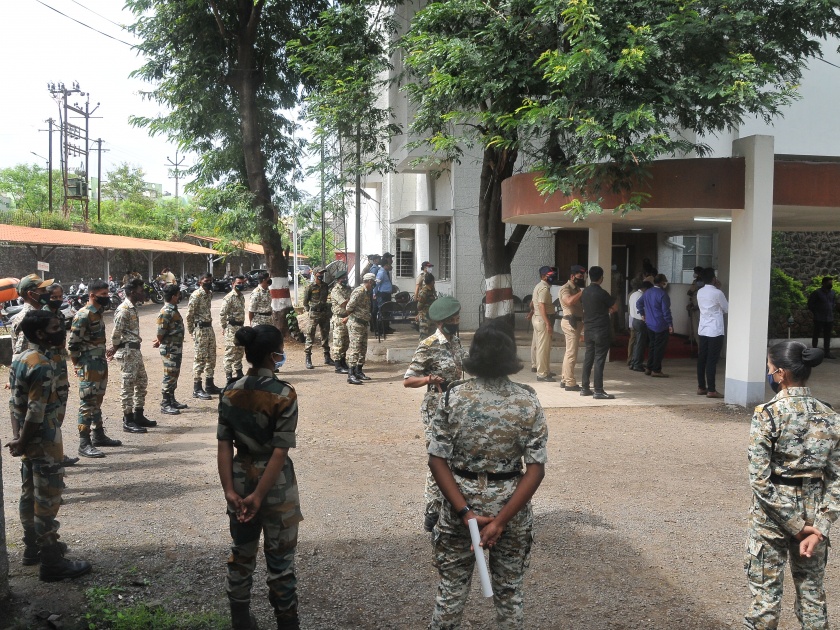 Police arrested Maratha activists | मराठा समाजाच्या कार्यकर्त्यांना पोलिसांनी घेतले ताब्यात
