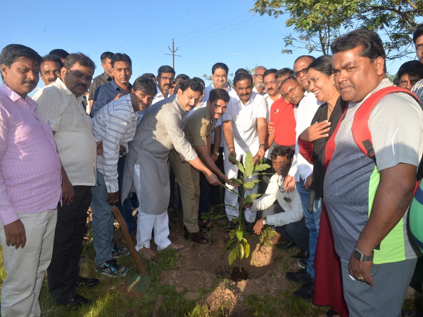 Kolhapur: Start of second phase of 'Oxygen Park' at Rajaram College | कोल्हापूर : राजाराम महाविद्यालयातील ‘आॅक्सिजन पार्क’च्या दुसऱ्या टप्प्याचा प्रारंभ
