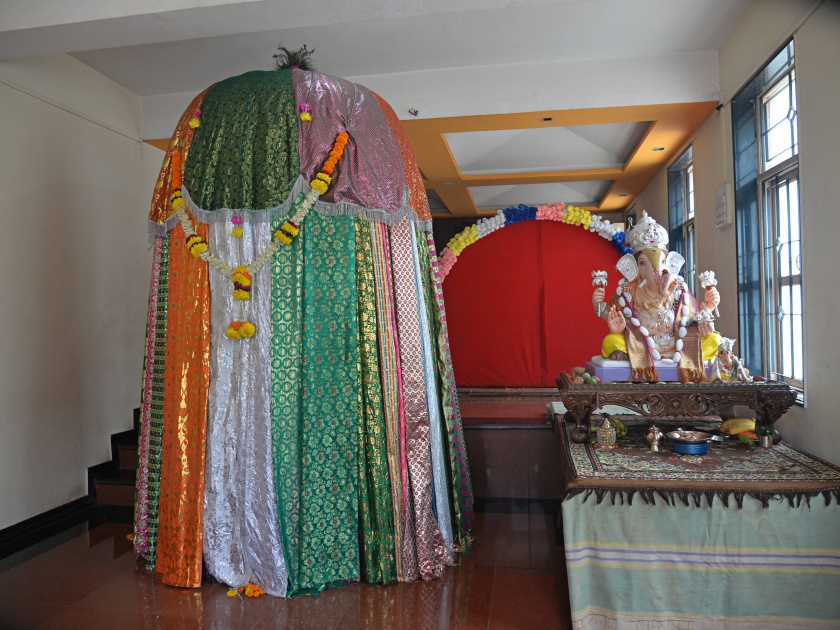 In the Kolhapur region, the tradition of unity is maintained by the Talim Mandals, in the city of Ganesh idol, with the installation in the city | कोल्हापुरातील तालीम मंडळांनी जपली ऐक्याची परंपरा, पंजासह गणेशमूर्तीची शहरात प्रतिष्ठापना