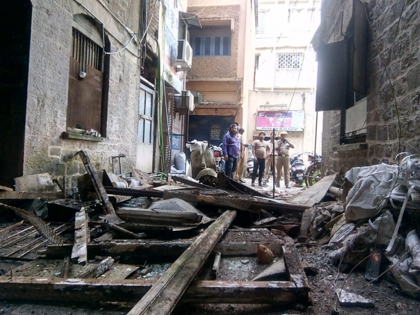Kolhapur: Dangerous old building collapsed, Laksmipuri incidents: No survivors | कोल्हापूर :धोकादायक जुन्या इमारतीची गॅलरी कोसळली, लक्ष्मीपुरीतील घटना : जीवितहानी नाही