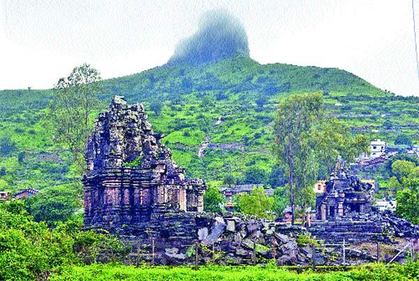 Protected temples remain deteriorating ... | संरक्षित मंदिरांचा ठेवा ढासळला...