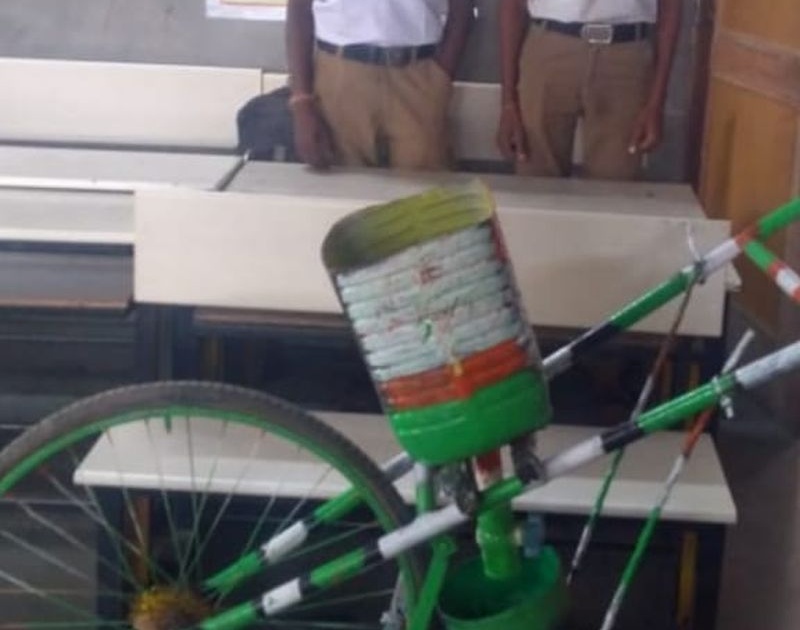Fertilizers pouring machine made by tribal students! | आदिवासी भागातील विद्यार्थ्यांनी बनविले खत टाकणी यंत्र!