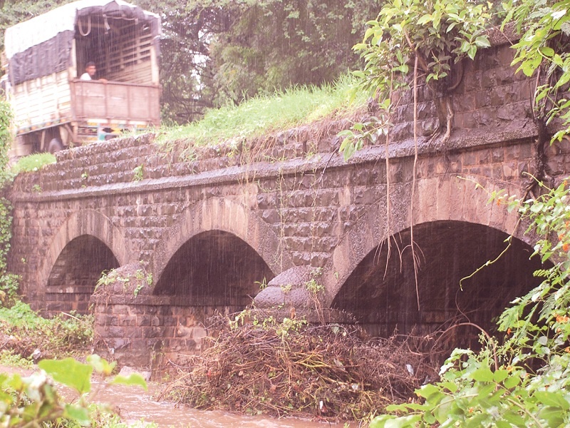 Pravara, the chopping of the bridge over the Mula river remains strong today | प्रवरा, मुळा नदीवरील पुलाचे चिरेबंदी चिरे आजही भक्कम