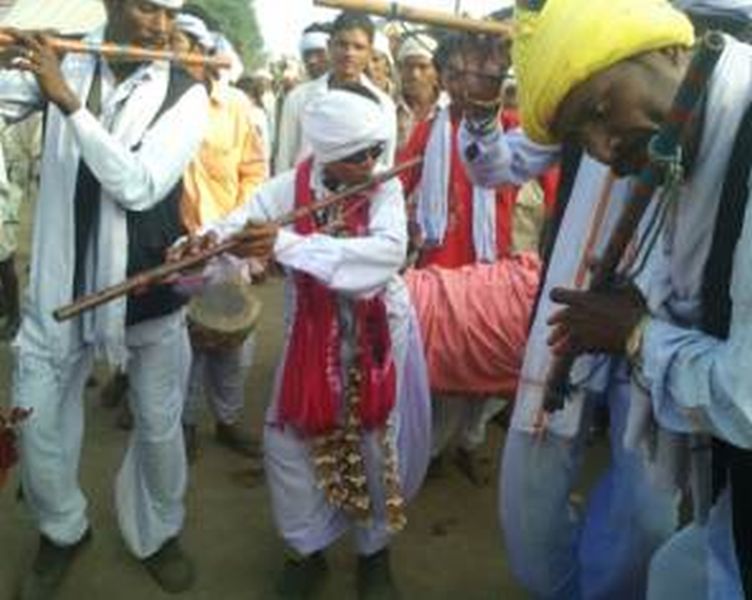Tribal dancing and singing in the week of Melghat | मेळघाटातील आठवडी बाजारात थाट्यांच्या नाच-गाण्याची धूम
