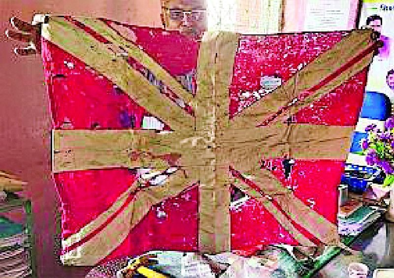 English flag safe in municipal Urdu school | पालिकेच्या उर्दू शाळेत इंग्रजांचा ध्वज सुरक्षित