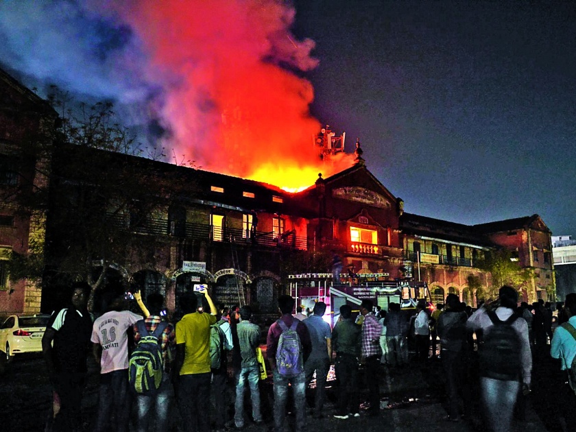Red school fierce fire | लाल शाळेला भीषण आग