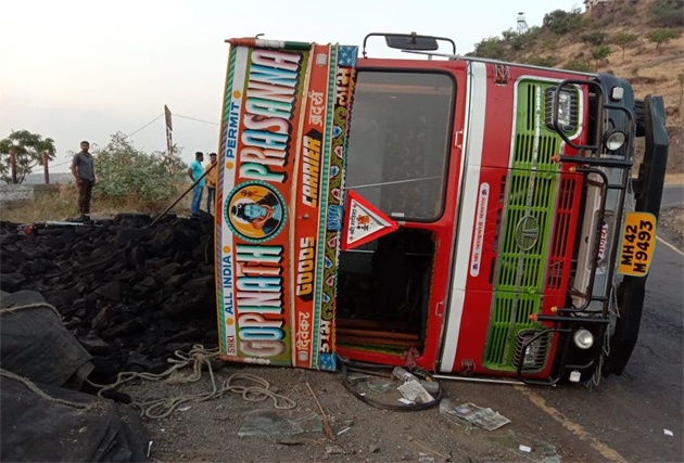 Four injured in truck overturn in Sautada Ghat | सौताडा घाटात ट्रक उलटून चौघे जखमी