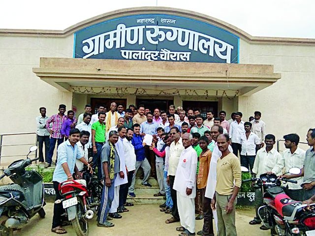 Hundreds of youths hit the rural hospital | ग्रामीण रुग्णालयावर धडकले शेकडो तरुण