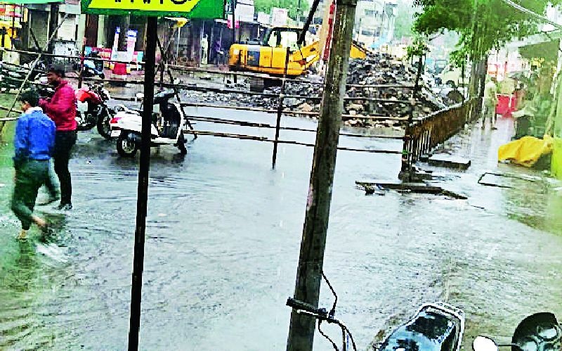 Heavy rains inundated many nallas in Chandrapur | धुवाधार पावसाने चंद्रपुरातील अनेक नाल्यांची पोलखोल