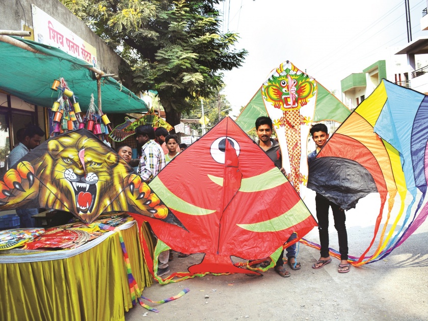 Gujarat, Madhya Pradesh kites in Akola Market | अकोल्याच्या बाजारपेठेत गुजरात, मध्यप्रदेशातील पतंगीचा दबदबा