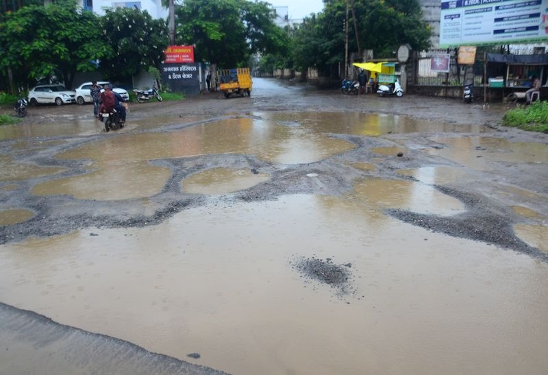 There are puddles on the roads everywhere | जागोजागी रस्त्यांवर साचले डबके