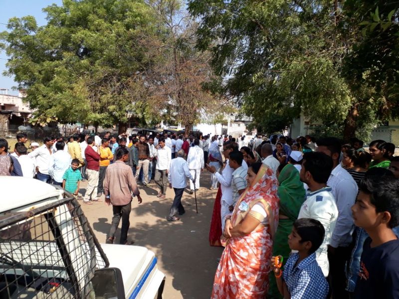 Vibrant voting in Shindkheda Nagar Panchayat elections | शिंदखेडा नगरपंचायत निवडणुकीत मतदानाचा उत्साह