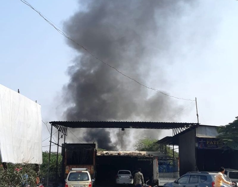 Fire at Chalisgaon Road in Dhule | धुळ्यात चाळीसगाव रोडवर आग