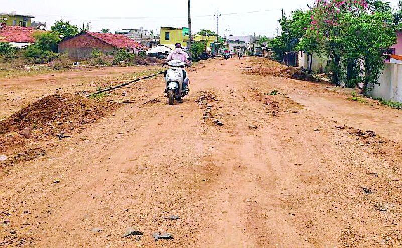 Concrete road works stalled due to lack of sand | रेतीअभावी रखडली काँक्रीट रस्त्यांची कामे