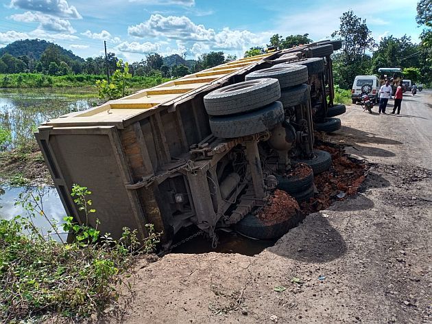A truck overturned in Gadchiroli district, but no casualties were reported | गडचिरोली जिल्ह्यात ट्रक उलटला, मात्र जीवितहानी नाही