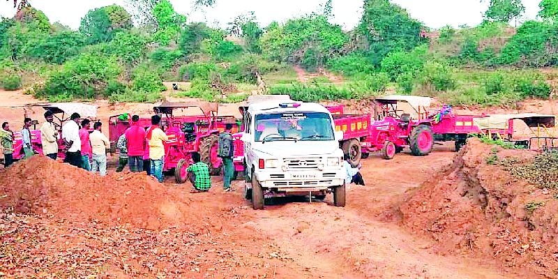 Five tractors of sand theft seized | रेती चोरी करणारे पाच ट्रॅक्टर जप्त