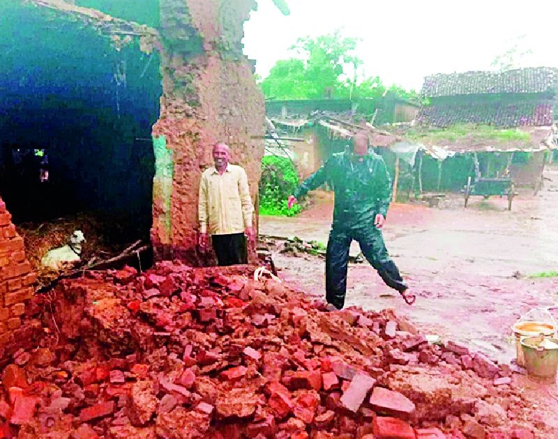Hundreds of homes collapse with incessant rains | संततधार पावसाने शेकडो घरांची पडझड
