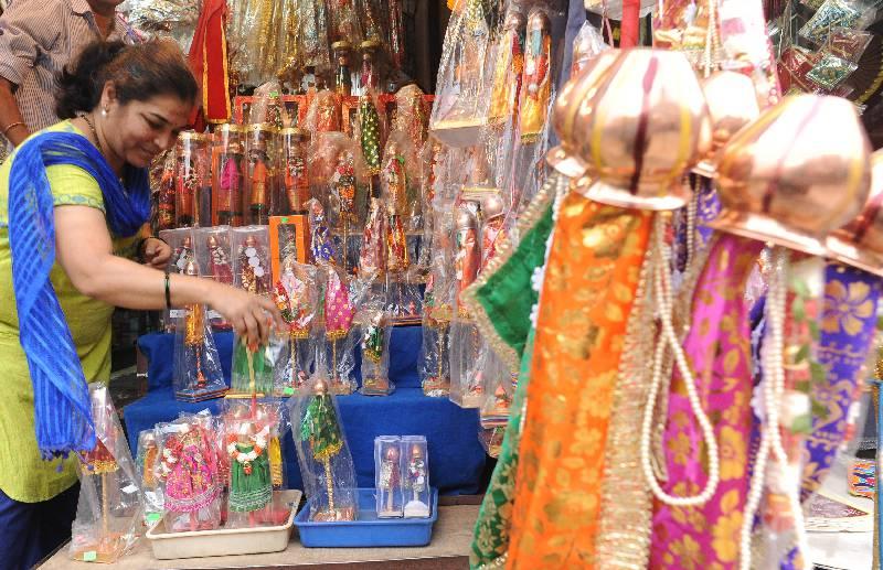 Gudhi Padwa 2018 Kolhapur: Starting of Gudi Padwa, sweet market with sweet bolts | Gudhi padwa 2018 कोल्हापूर : गुढीपाडव्याची लगबग सुरू, साखरेच्या गाठींनी बाजारपेठेला गोडवा
