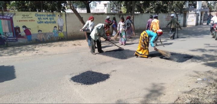 Work is underway to fill the potholes of Janori to Varvandi road | जानोरी ते वरवंडी रस्त्याचे खड्डे बुजविण्याचे काम सुरू
